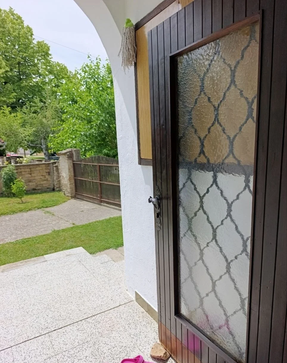 Кирпичный жилой дом с помещением под офис в городе Бечей. 40 км от Нови Сада.