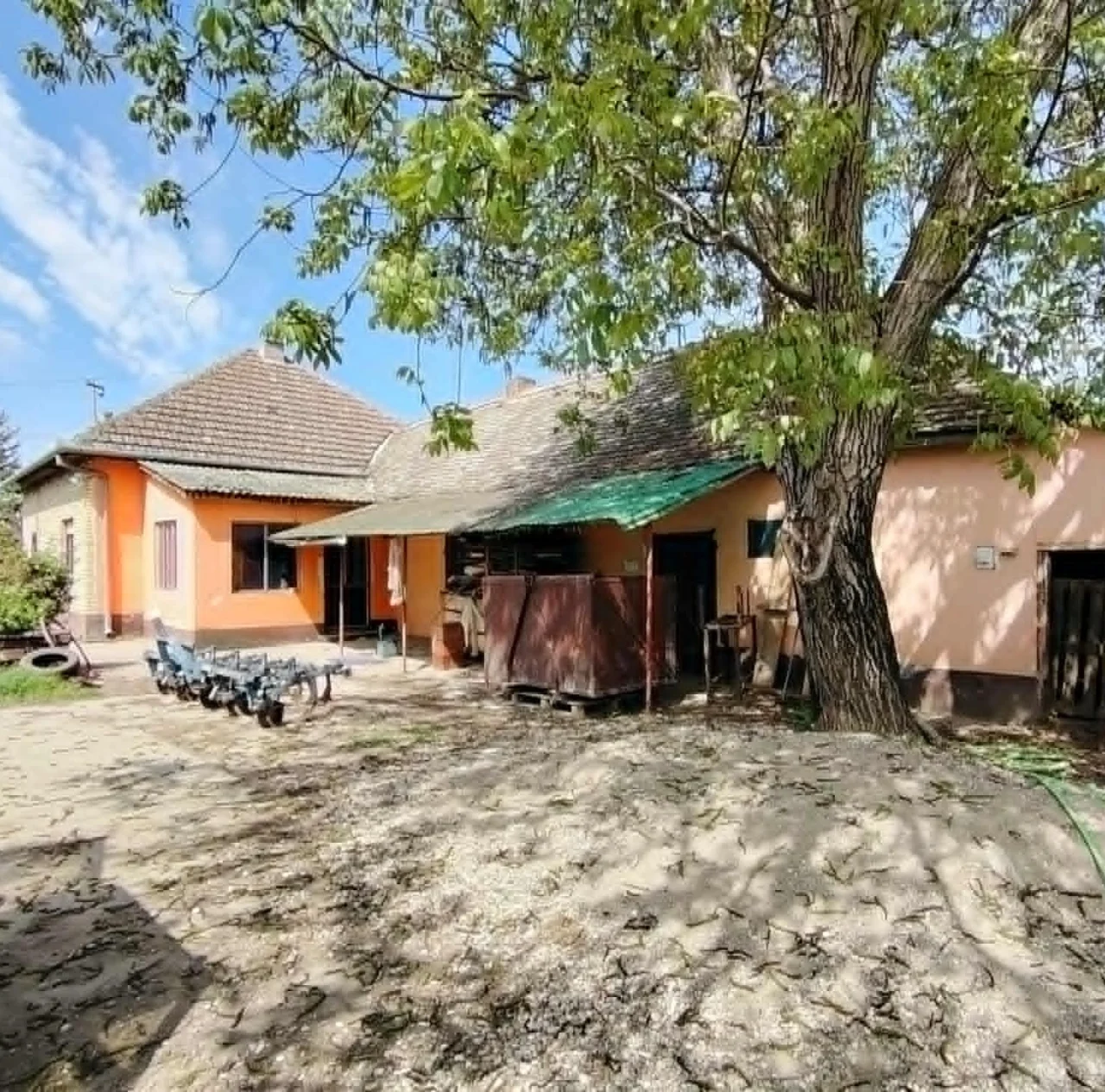 Жилой дом с большим участком. 50 км от Нови Сада. 18 км от Бачка Топола