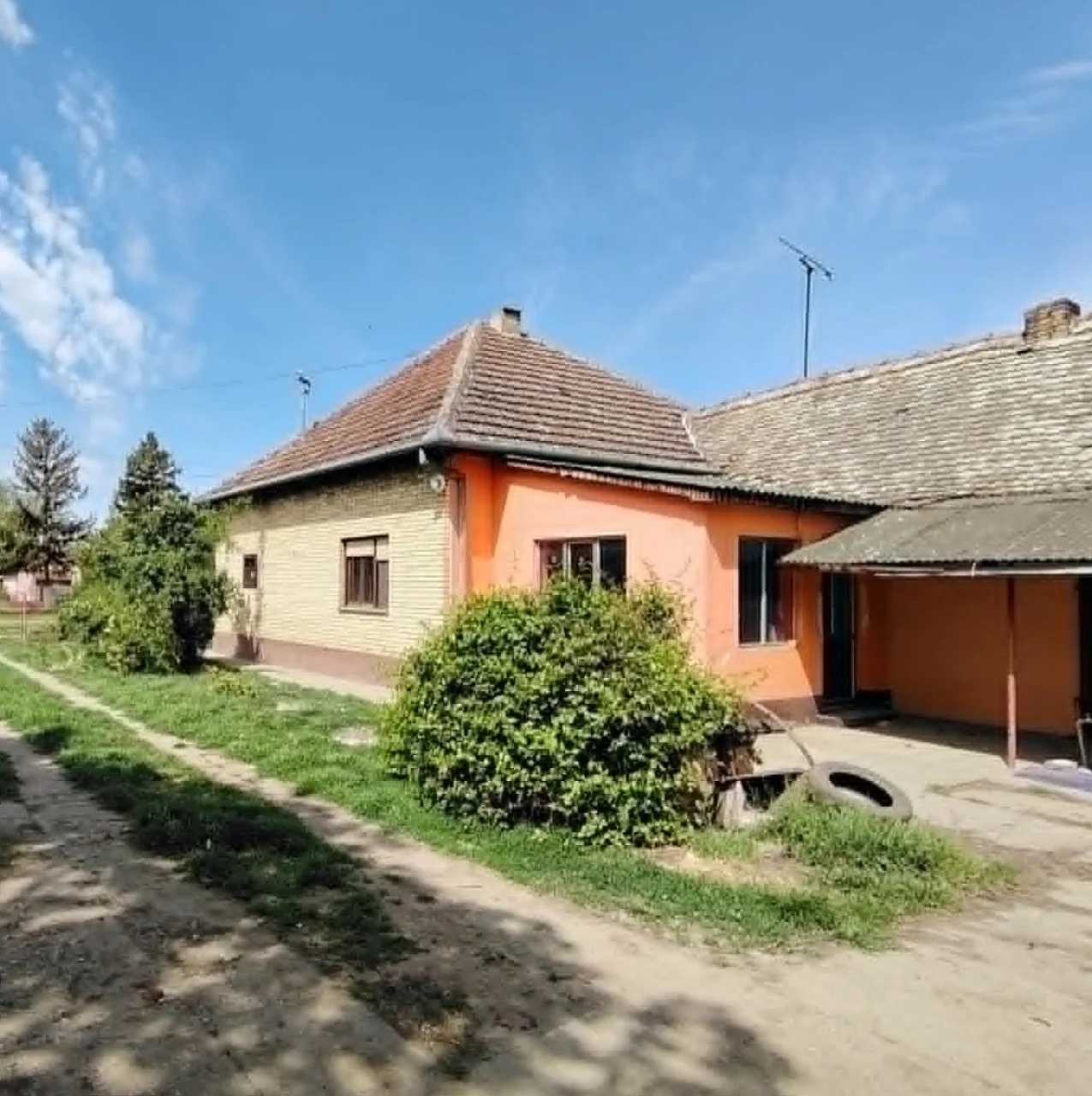 Жилой дом с большим участком. 50 км от Нови Сада. 18 км от Бачка Топола