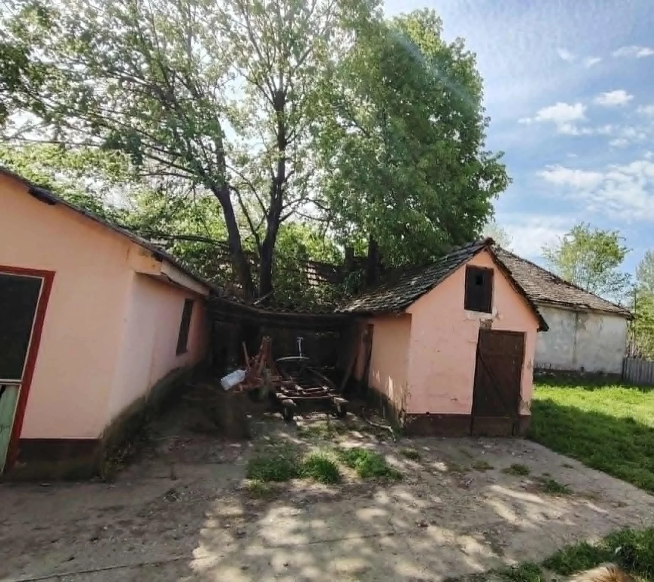 Жилой дом с большим участком. 50 км от Нови Сада. 18 км от Бачка Топола