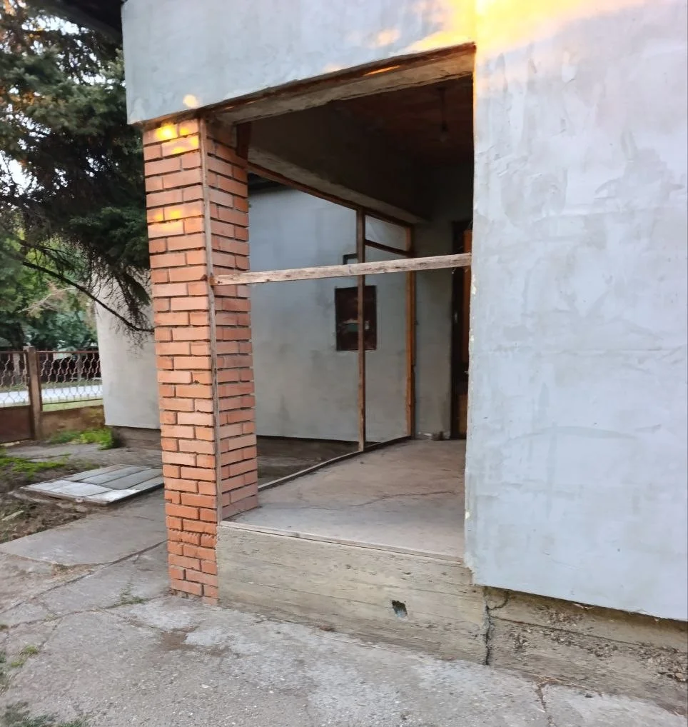 Два дома из твердого материала на одном участке в городе. 40 км от Нови Сада.