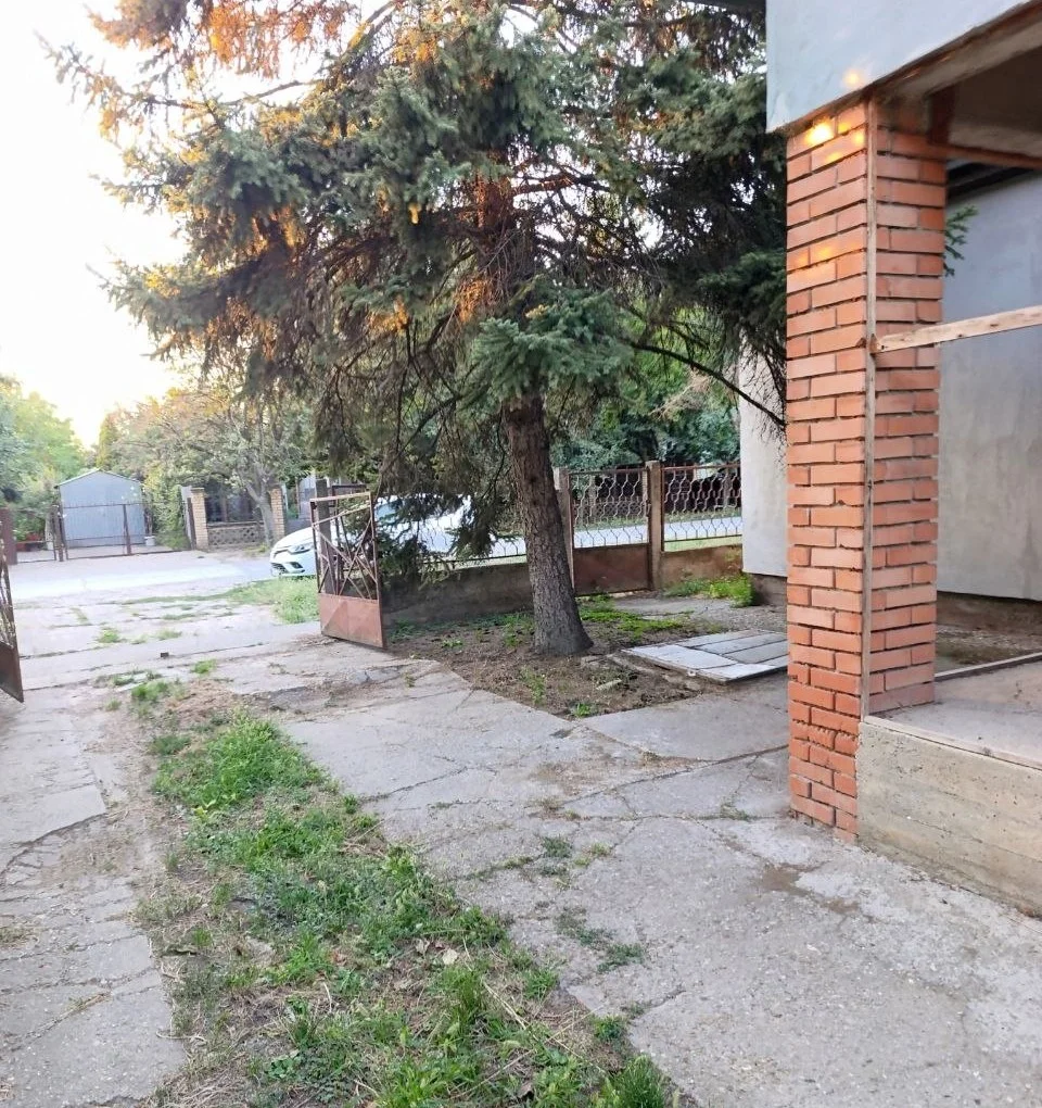 Два дома из твердого материала на одном участке в городе. 40 км от Нови Сада.