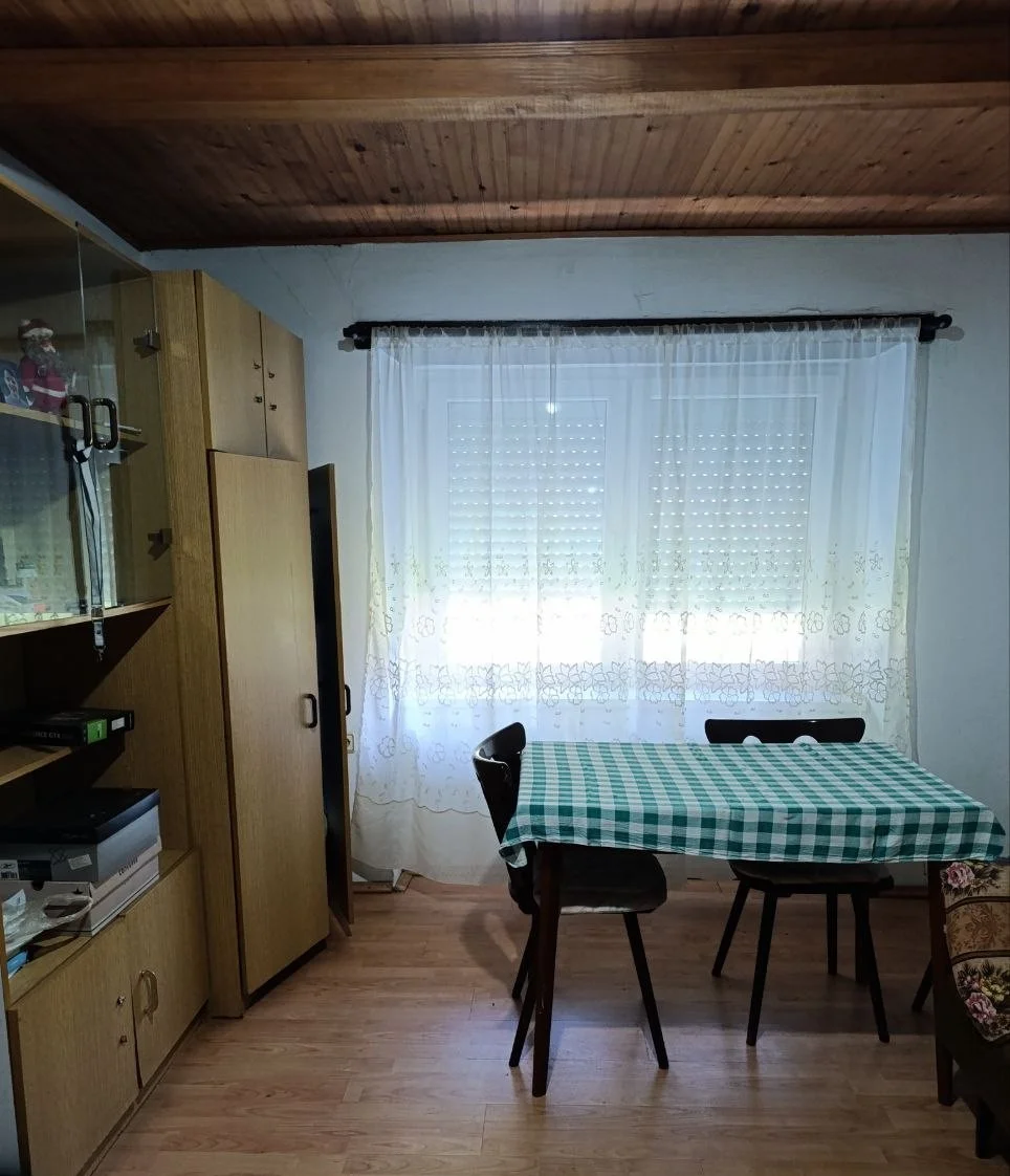 Большой дом на хорошей локации. 50 км от Нови Сада.