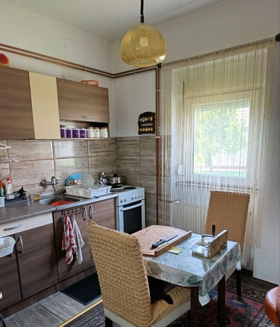 Добротный кирпичный дом.35 км от Нови Сада.