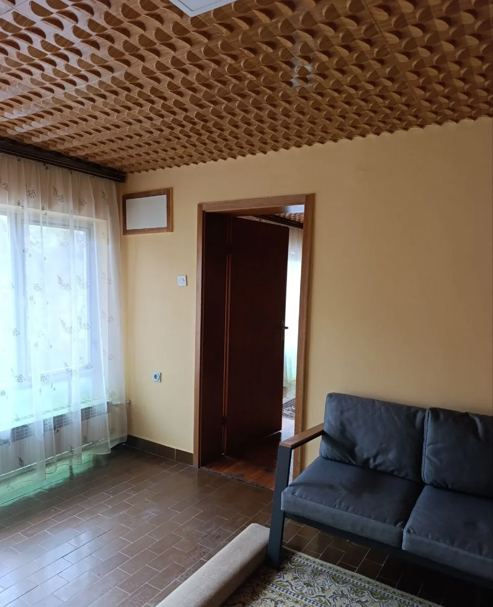 Двухэтажный кирпичный дом в центре села. 35 км от Нови Сада.