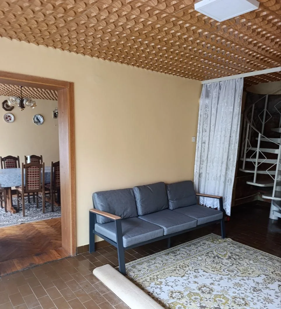Двухэтажный кирпичный дом в центре села. 35 км от Нови Сада.