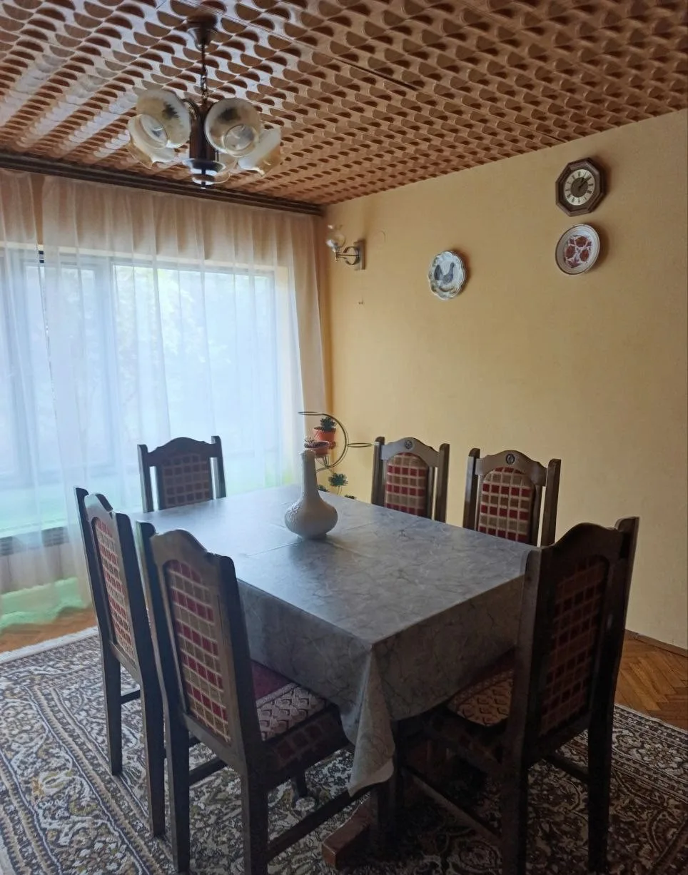 Двухэтажный кирпичный дом в центре села. 35 км от Нови Сада.