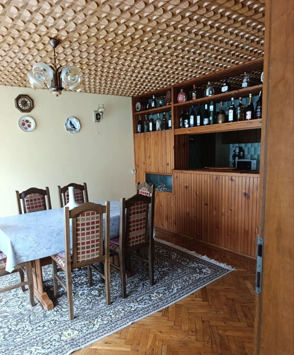 Двухэтажный кирпичный дом в центре села. 35 км от Нови Сада.