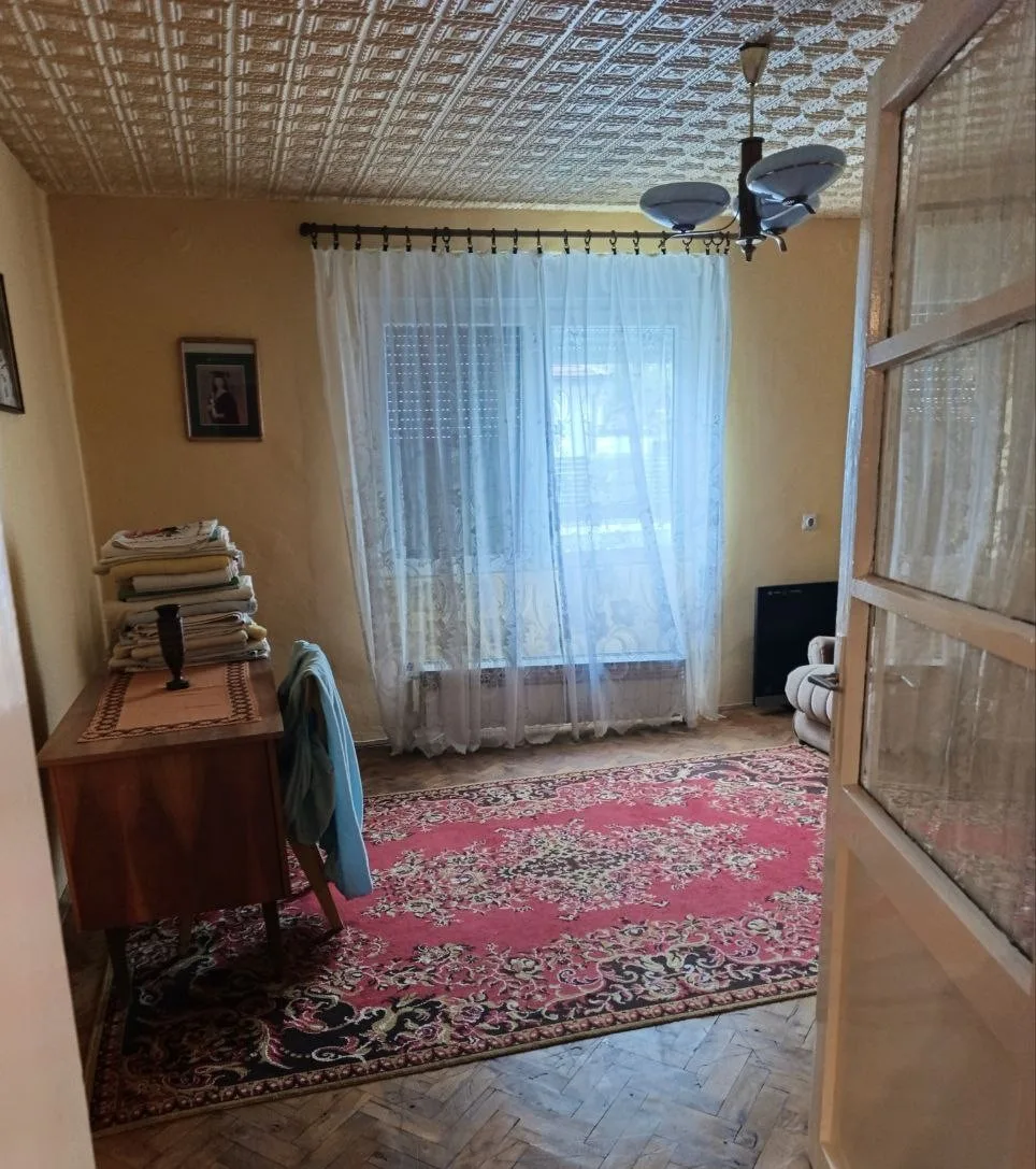 Двухэтажный кирпичный дом в центре села. 35 км от Нови Сада.