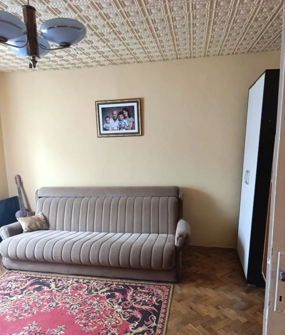 Двухэтажный кирпичный дом в центре села. 35 км от Нови Сада.