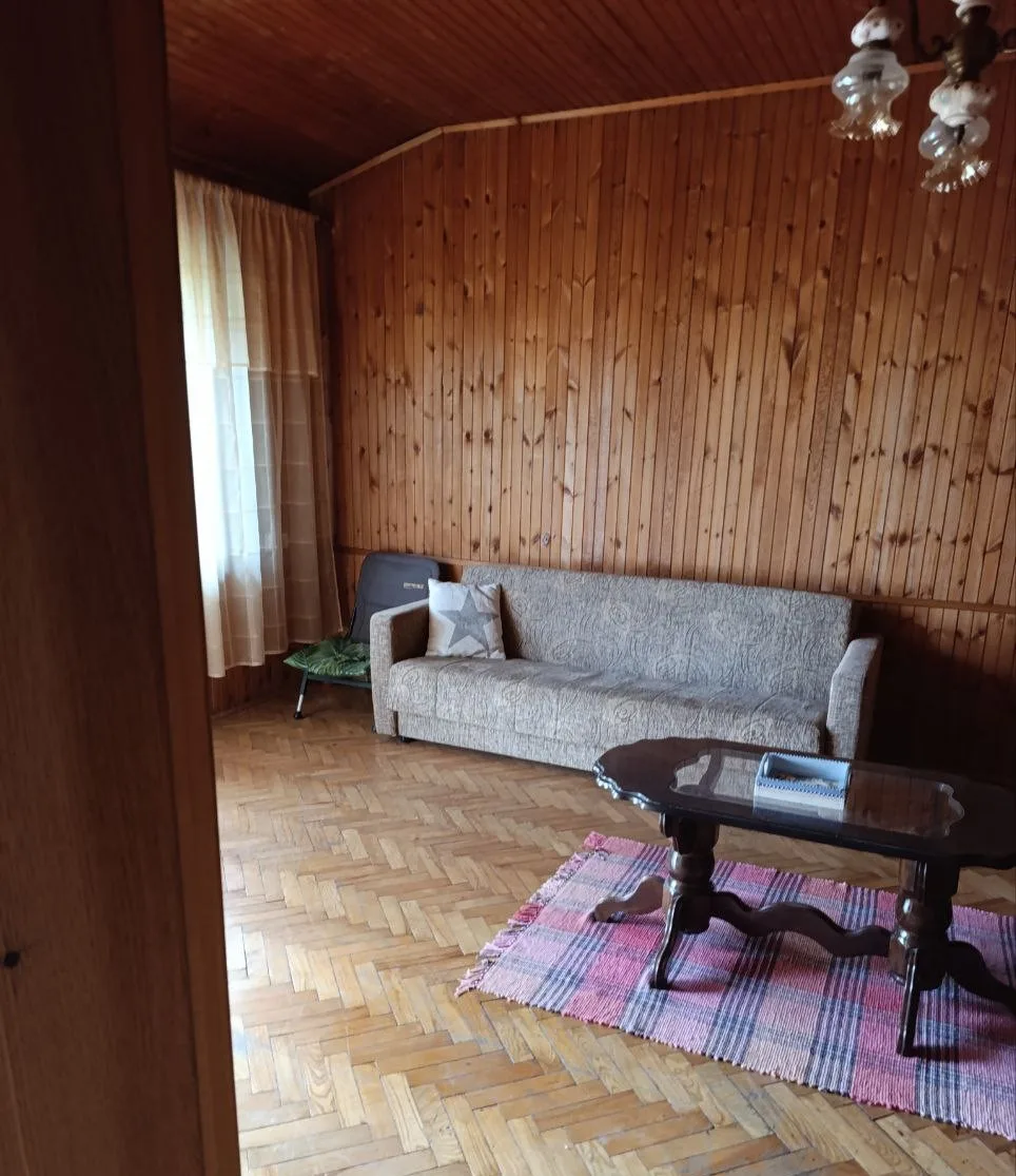 Двухэтажный кирпичный дом в центре села. 35 км от Нови Сада.