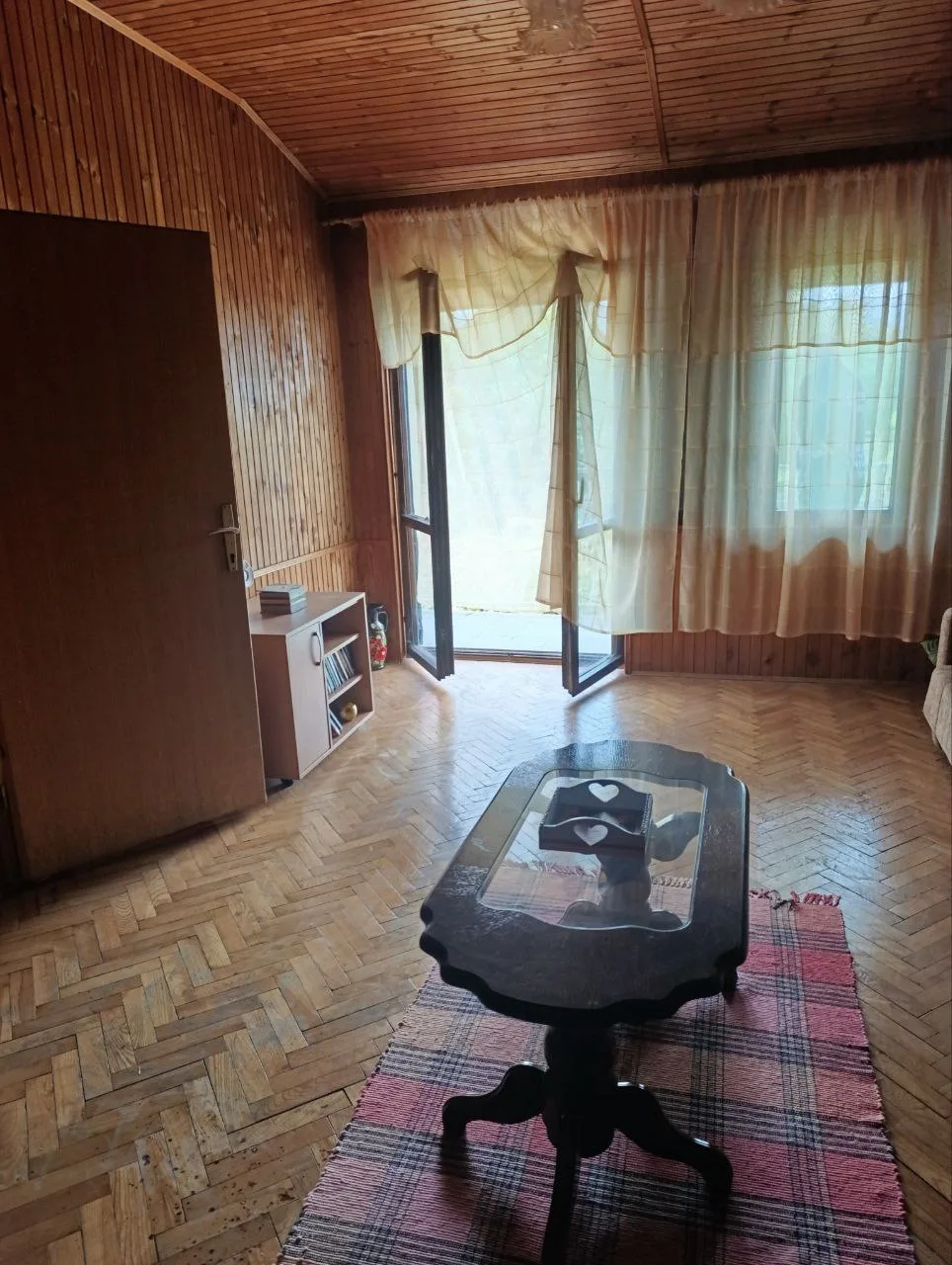 Двухэтажный кирпичный дом в центре села. 35 км от Нови Сада.