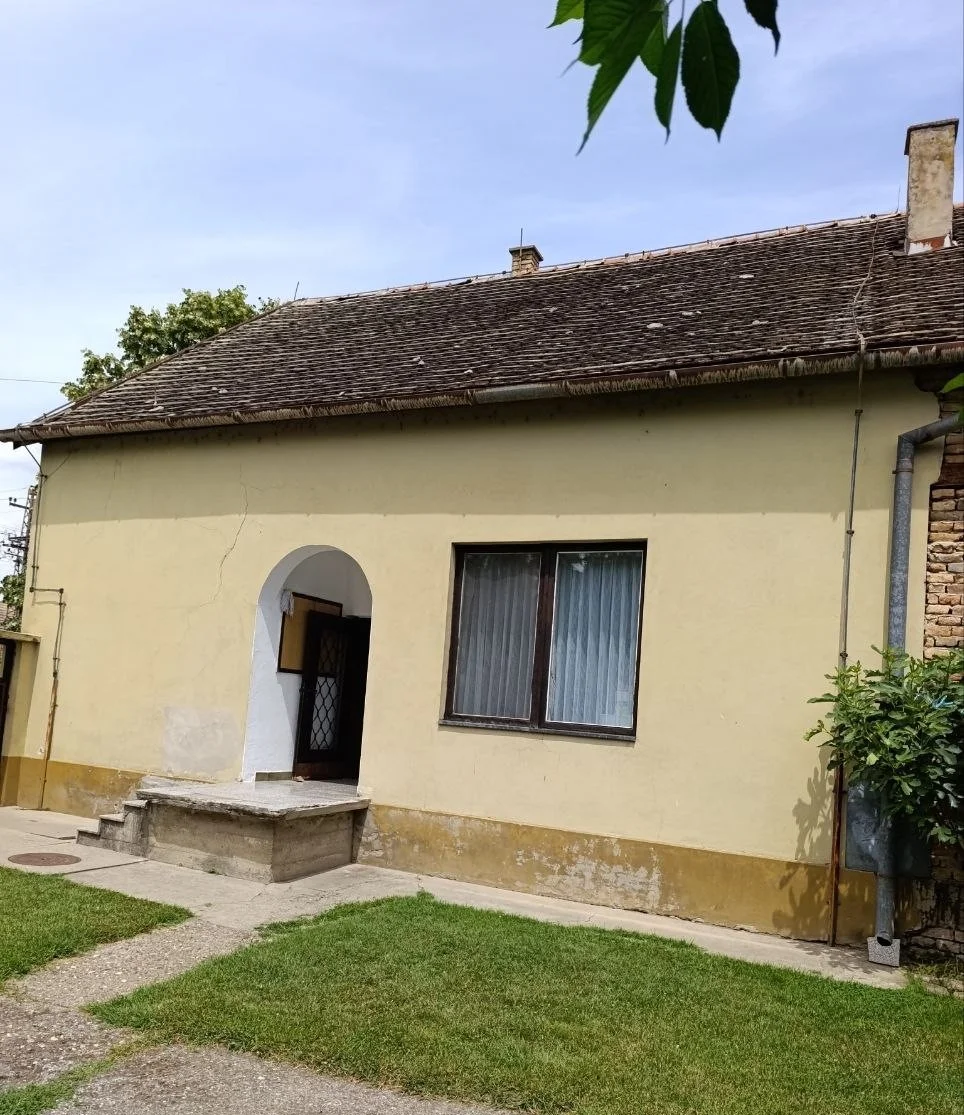 Кирпичный жилой дом с помещением под офис в городе Бечей. 40 км от Нови Сада.